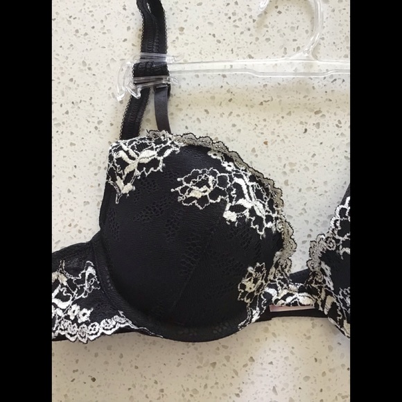 JEZEBEL black lace plunge push up bra with oomph pad & hipster panty. - Picture 8 of 11